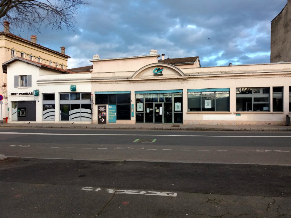 Neuville-sur-Saône - Quai Pasteur - Banques avec en arrière-plan l'hôtel du Lion d'Or