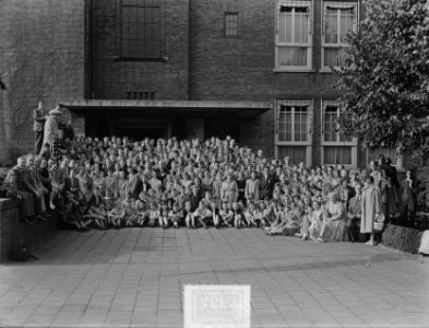 Vossius-gymnasium Amsterdam bestaat 25 jaar. Grote groep scholieren voor de scho, Bestanddeelnr 904-6679