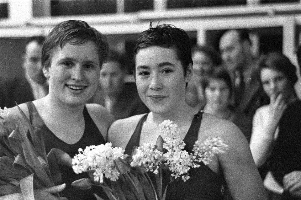 Nieuwe Nederlands zwemrecord, links Marian Heemskerk en rechts Adri Lasterie na , Bestanddeelnr 912-0665