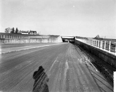 Nieuwe Rijksweg 4A bijna gereed voor opening, aquaduct in de nieuwe weg, Bestanddeelnr 911-9438
