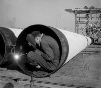 Nieuwe zinker (aardgasbuis) in Amstel van Amsterdam-Zuid. Lasser aan het werk, Bestanddeelnr 904-7969