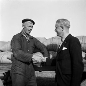 Vrijwilligers helpen de boeren in de Noordoostpolder, Bestanddeelnr 900-5639