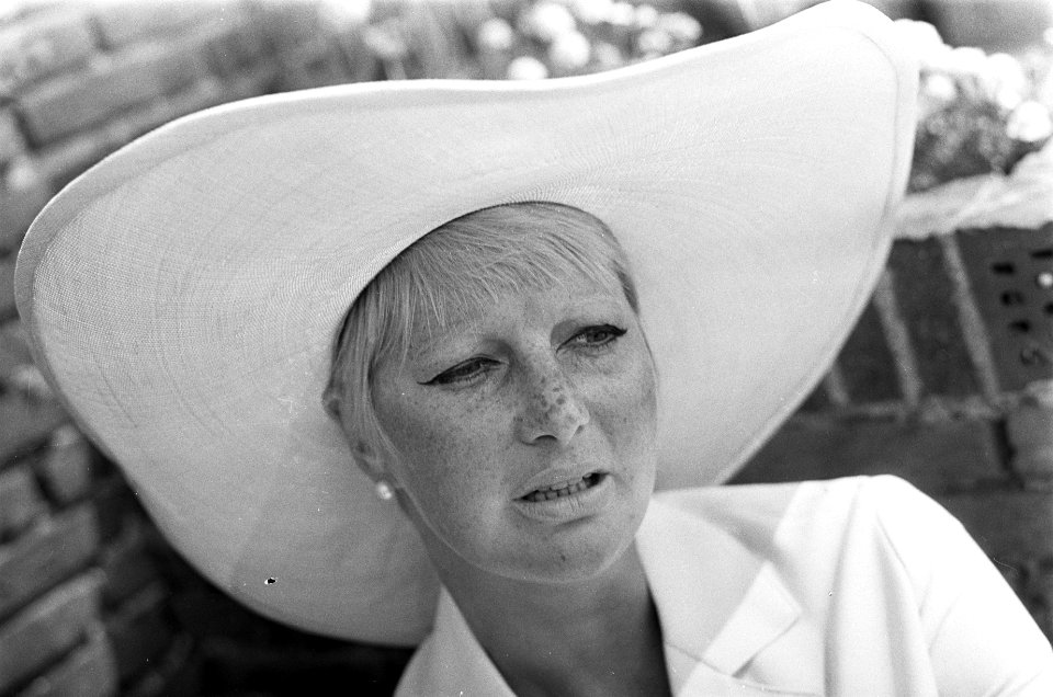 Nieuwe langspeelplaat van Adèle Bloemendaal. Adèle, Bestanddeelnr 920-5107