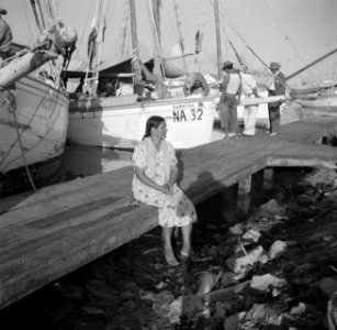 Vrouw op de markt in de haven van Oranjestad op Aruba, Bestanddeelnr 252-7867