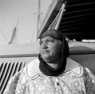 Vrouw op de markt in de haven van Oranjestad op Aruba, Bestanddeelnr 252-7865