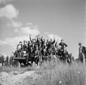 Vrijwilligers helpen de boeren in de Noordoostpolder, Bestanddeelnr 900-5635