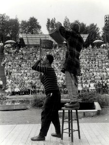 Voorstelling van de Kame's, rechts G. van Essen en links H. Kortekaas, voor de katholieke vereniging Voor het gezin. Aangekocht van fotograaf C. de Boer. Identificatienummer 54-004505