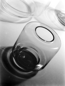 Voorwerpen van glas in schuine compositie, Bestanddeelnr 190-0694 photo