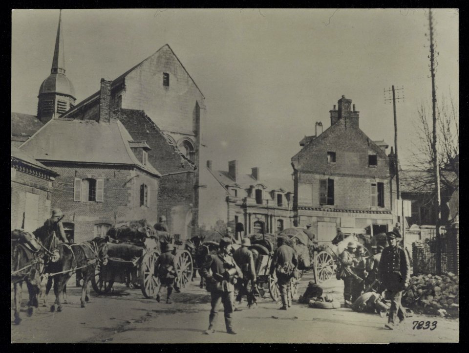 Voortrukkende Duitsche-colonnes passeeren de kerk in het veroverde Ham, Bestanddeelnr 158-0827