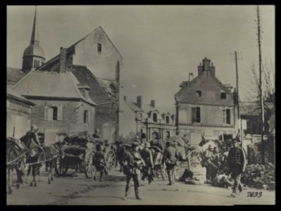 Voortrukkende Duitsche-colonnes passeeren de kerk in het veroverde Ham, Bestanddeelnr 158-0827