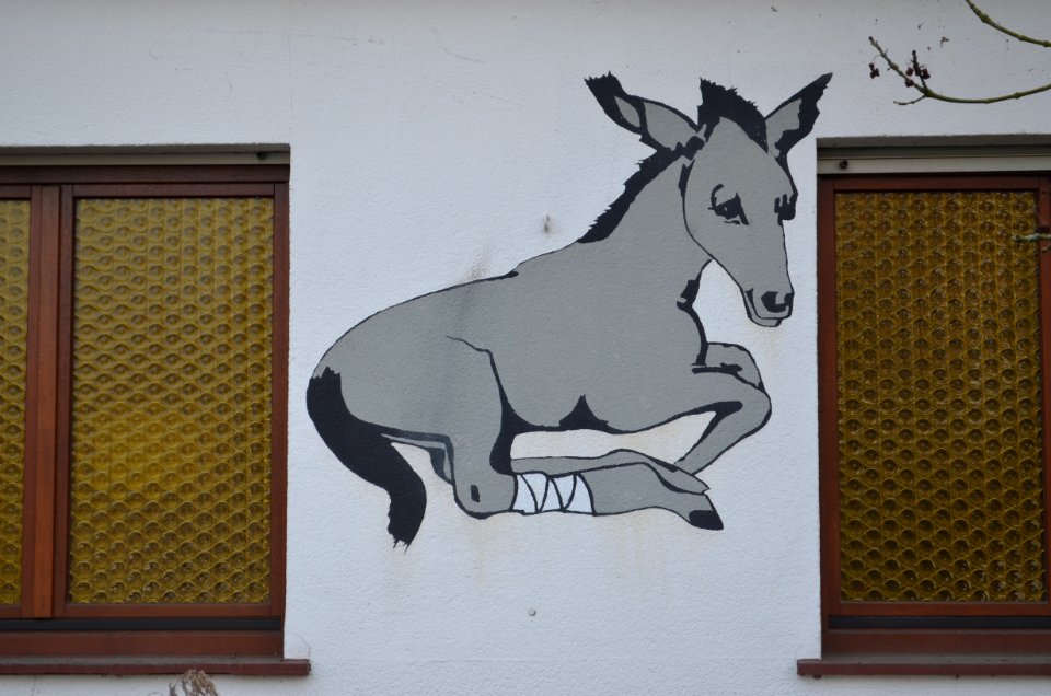 Niederursel, Lahmer Esel, Wandbild