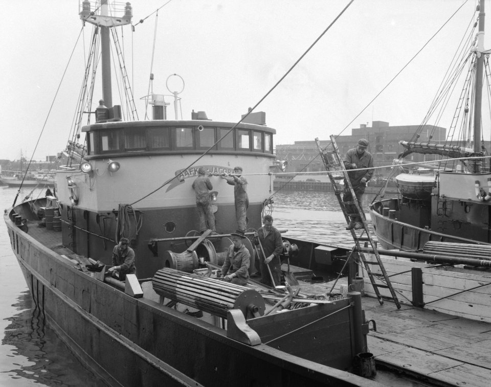 Vissers in IJmuiden maken hun boten in orde, Bestanddeelnr 911-2701