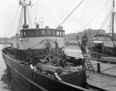 Vissers in IJmuiden maken hun boten in orde, Bestanddeelnr 911-2701 photo
