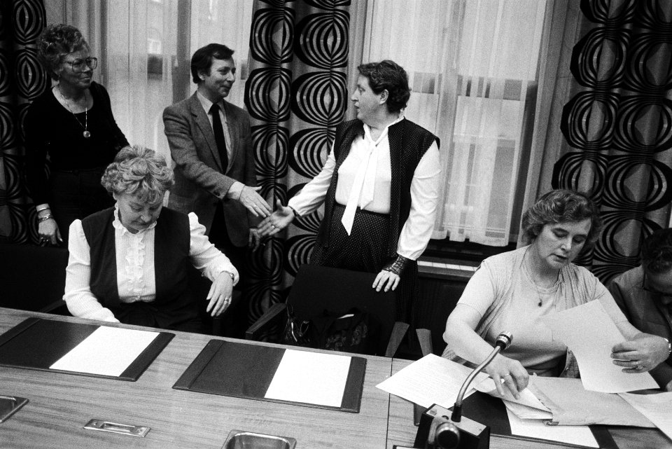 Voorzitter Arie van der Hek (PvdA) begroet vrouwen van de actiegroep, Bestanddeelnr 932-5344