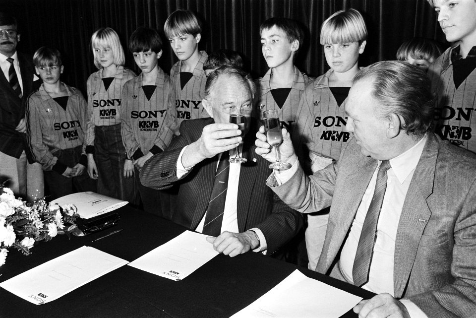 Voorzitter van de KNVB Van Marle (l) en dhr. A. (Ton) Brandsteder van Sony (r) h, Bestanddeelnr 932-7712