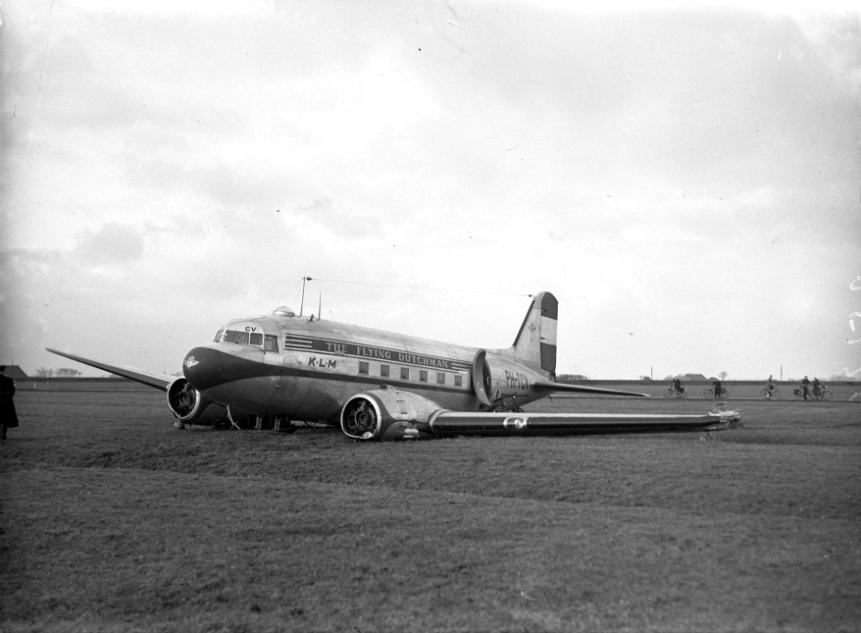 Vliegtuigongeluk met een KLM Douglas Dakota DC3 boven Leeuwarden. Toestel raakt…, Bestanddeelnr 902-5271
