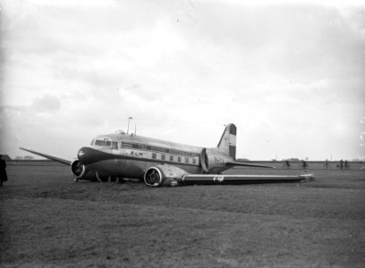 Vliegtuigongeluk met een KLM Douglas Dakota DC3 boven Leeuwarden. Toestel raakt…, Bestanddeelnr 902-5271