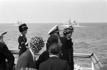Vlootschouw bij de Scheveningse Pier. Koningin en prins op de Pier, Bestanddeelnr 912-7051