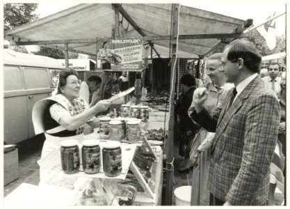 Viskraam op de weekmarkt aan de Anemonenlaan te Bennebroek, met geheel rechts de gemeentesecretaris J. Mellema en bij de kraam de burgemeester van Bennebroek, G.H. van Egerschot en diens ec, NL-HlmNHA 54015519