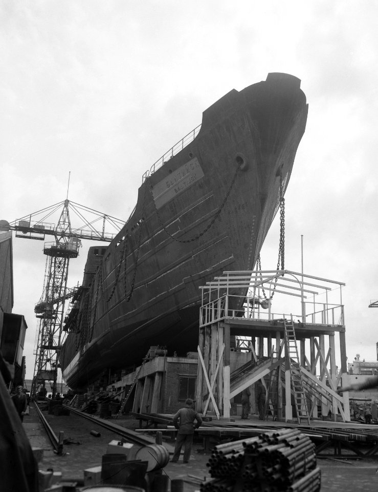 Viskoelschip op helling bij Verschure en Co Amsterdam Baltysk 4000 ton voor Ru, Bestanddeelnr 907-2646