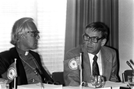 Voorzitter Mikko Jewa (r) en secretaris-generaal Carl H Mau, Bestanddeelnr 928-1085