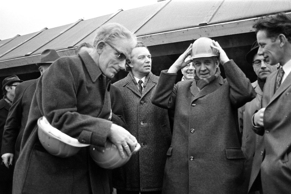 Voorzitter NKV P.J.J. Mertens (rechts) en voorzitter NVV Ter Heide (links) slaa…, Bestanddeelnr 925-2807