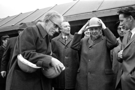 Voorzitter NKV P.J.J. Mertens (rechts) en voorzitter NVV Ter Heide (links) slaa…, Bestanddeelnr 925-2807