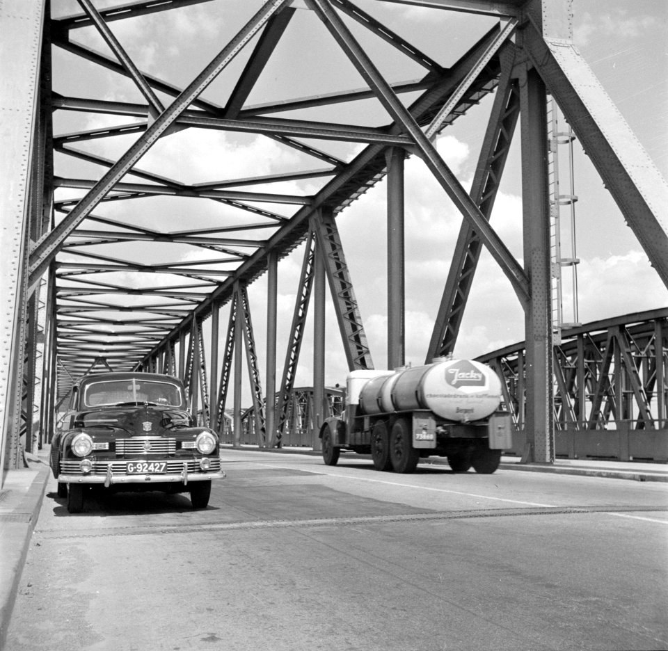 Vrachtwagen en auto op de Waalbrug bij Zaltbommel, Bestanddeelnr 252-0140