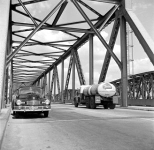 Vrachtwagen en auto op de Waalbrug bij Zaltbommel, Bestanddeelnr 252-0140