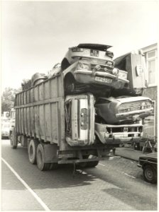 Vrachtwagen geladen met sloopauto's op de Papentorenvest. NL-HlmNHA 54021164