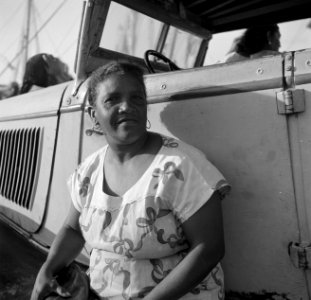 Vrouw op de markt in de haven van Oranjestad op Aruba, Bestanddeelnr 252-7863
