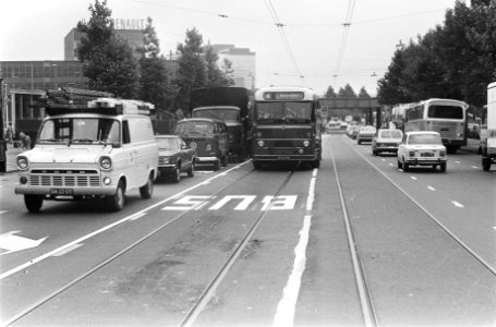 Vrije tram- en buslijn op mr Treublaan , Amsterdam, gemeentebus op eigen baan, Bestanddeelnr 924-7999