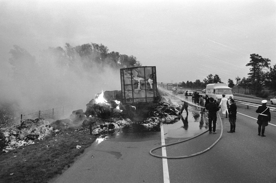 Vrachtwagen met katoen in brand op weg Arnhem Utrecht, Bestanddeelnr 925-0604
