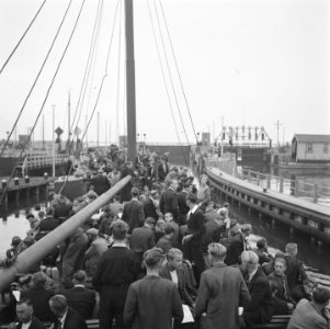 Vrijwilligers helpen de boeren in de Noordoostpolder, Bestanddeelnr 900-5619