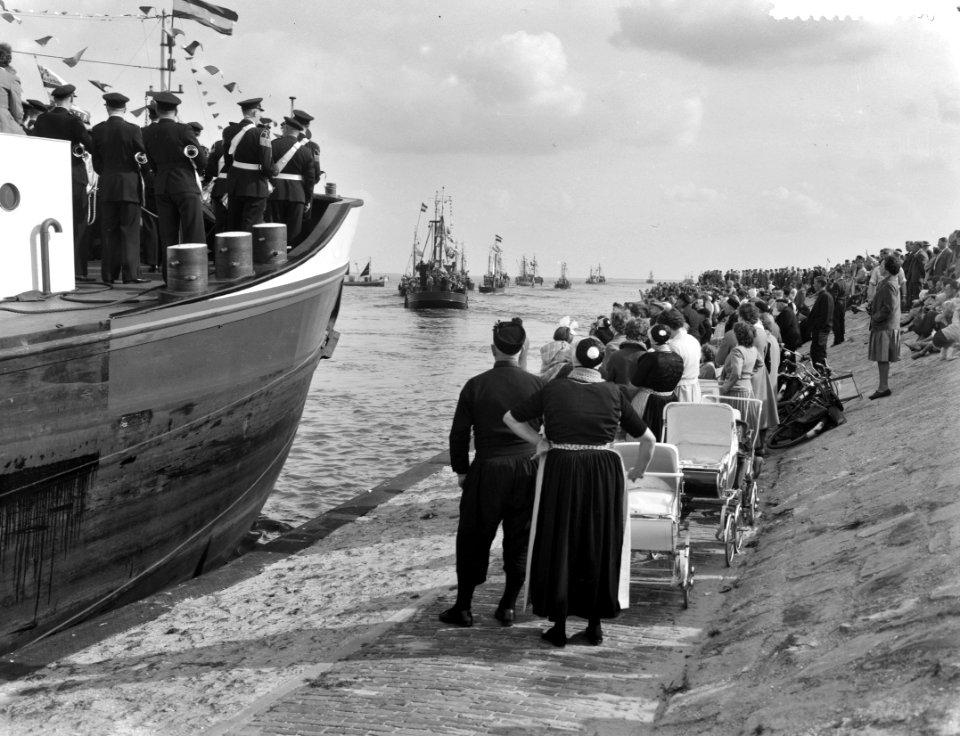 Visserijdag 1961 in Urk Het uitvaren van de vissersvloot, Bestanddeelnr 912-3513