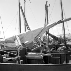 Vissers in Volendam aan boord bezig met het repareren van netten, Bestanddeelnr 254-3826