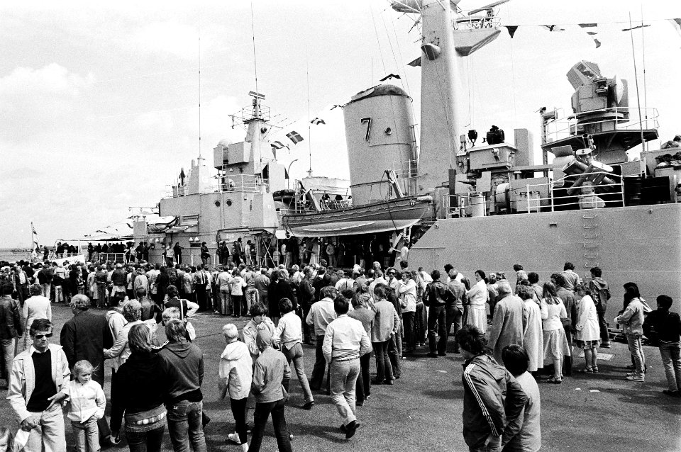 Vlootschouw, menigte, havens, marinebases, militaire vaartuigen, Bestanddeelnr 930-3625