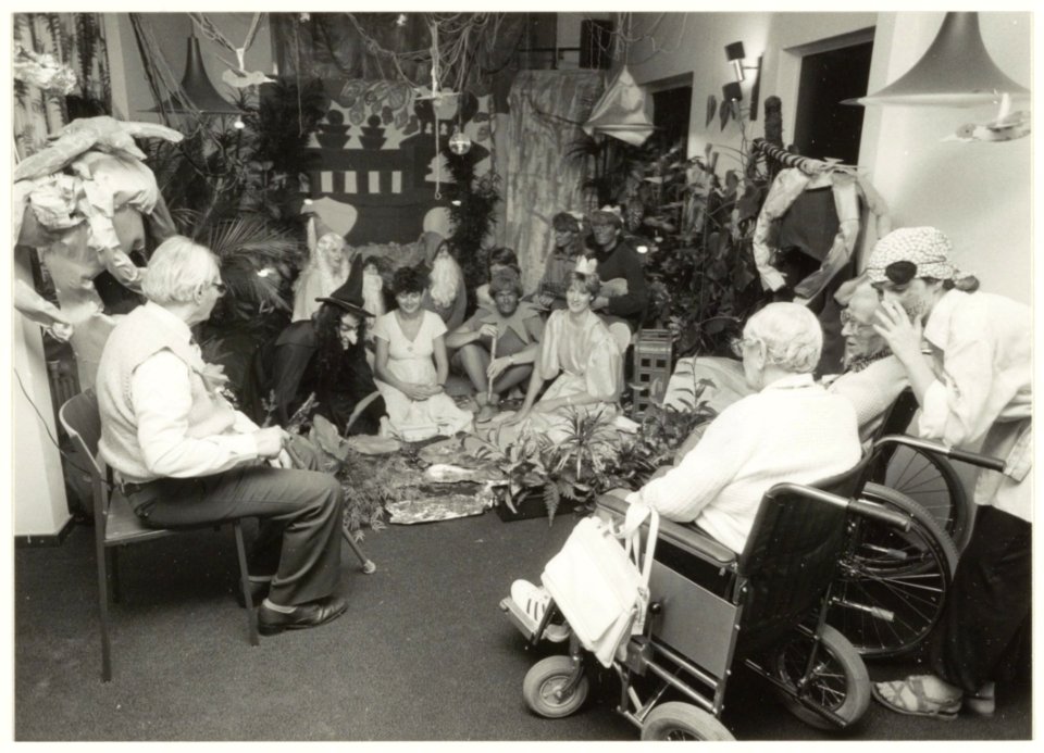 Voorstelling voor bewoners in de Janskliniek. NL-HlmNHA 54015530