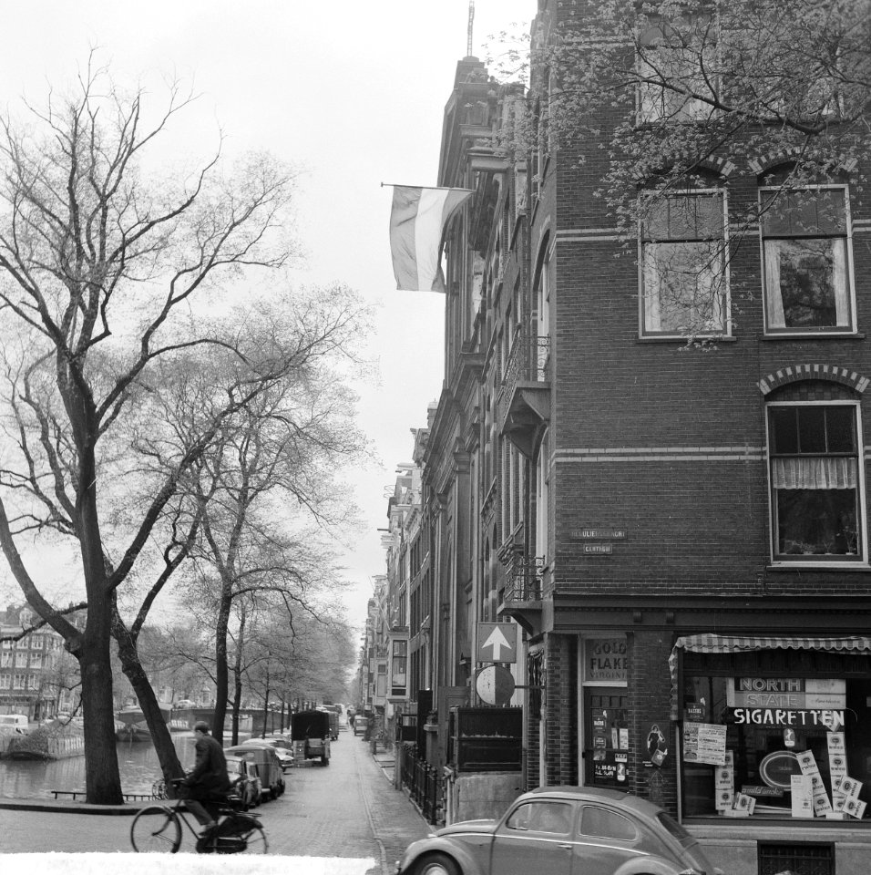 Vlaggen uit voor huwelijk Prinses Irene , hier op de Prinsengracht, Bestanddeelnr 916-3645
