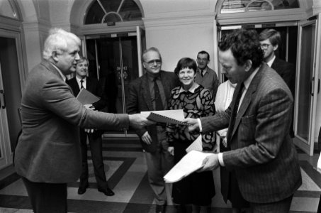 Voorzitter van Landelijke Huisartsen Vereniging, W.J. de Regt (l), overhandigt T, Bestanddeelnr 933-5531