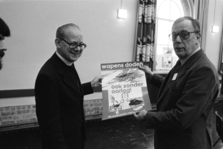 Voorzitter Bisschop Ernst (l) en vice-voorzitter Boy Trip, Bestanddeelnr 932-3743