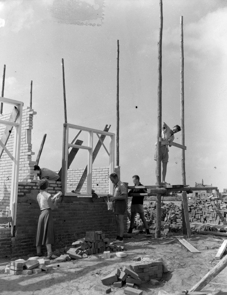 Vrijwilligers waaronder buitenlandse jongelui helpen bouw in Zeeland, op Nieuwer, Bestanddeelnr 907-3012