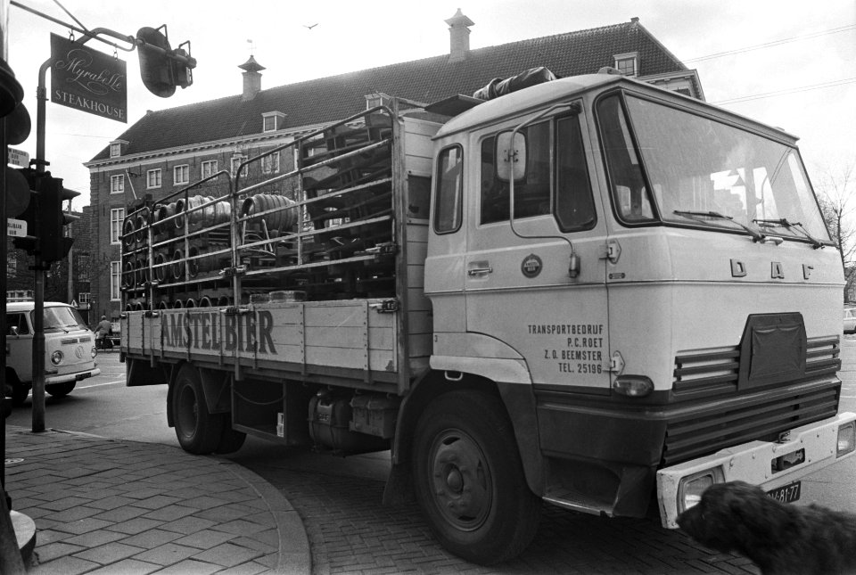 Vrachtwagen van Amstel Bier met vaten bier, Bestanddeelnr 926-3434