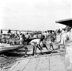 Vissersboten bij de markt in Paramaribo, Bestanddeelnr 252-4988