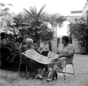 Vrouwen van Curaçao met de lunchset die zij als geschenk voor de koningin gebord, Bestanddeelnr 252-3360