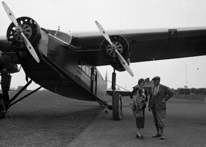 Vliegveld Hull. Van de Poll en Anita voor de driemotorige KLM Fokker F XII 'Leeu, Bestanddeelnr 190-1112