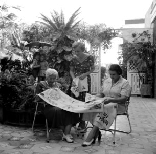 Vrouwen van Curaçao met de lunchset die zij als geschenk voor de koningin gebord, Bestanddeelnr 252-3359