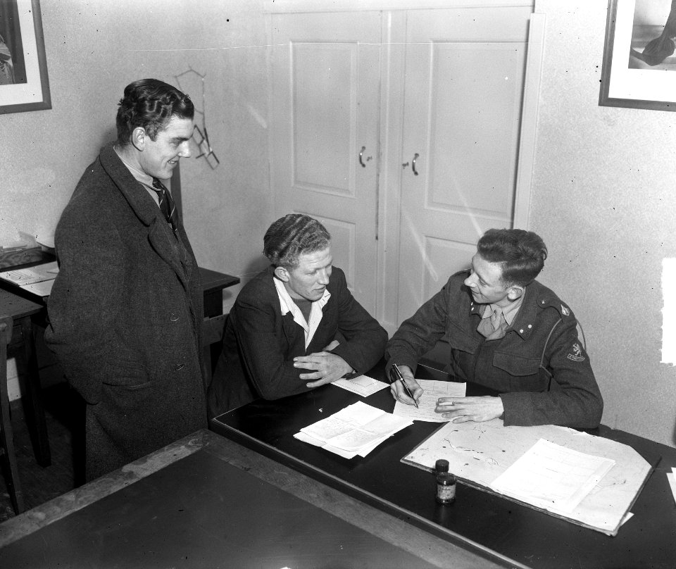 Vrijwilligers melden zich voor Korea, Bestanddeelnr 904-4090