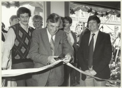 Voorzitter Aad Vos van het Koninklijk Nederland Ondernemersverbond verrichtte de officiele opening van de dagmarkt De Luifel aan de Schoterweg