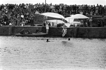 Vlieger r es uit in Enkhuizen een van de deelnemer met vliegtuig boven wate, Bestanddeelnr 929-2378